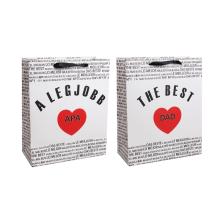 PAPIEROVÁ TAŠKA S MATNÝMI, STUŽKOVÝMI ZÁLOŽKAMI, ČIERNY MEDZINÁRODNÝ NÁPIS NA BIELOM POZADÍ, "A LEGJOBB APA/ THE BEST DAD" S ČERVENÝM SRDCOM