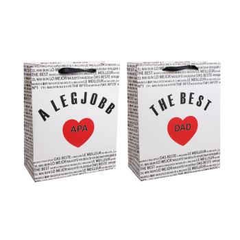 PAPIEROVÁ TAŠKA S MATNÝMI, STUŽKOVÝMI ZÁLOŽKAMI, ČIERNY MEDZINÁRODNÝ NÁPIS NA BIELOM POZADÍ, "A LEGJOBB APA/ THE BEST DAD" S ČERVENÝM SRDCOM