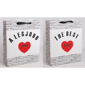 PAPIEROVÁ TAŠKA S MATNÝMI, STUŽKOVÝMI ZÁLOŽKAMI, ČIERNY MEDZINÁRODNÝ NÁPIS NA BIELOM POZADÍ, "A LEGJOBB APA/ THE BEST DAD" S ČERVENÝM SRDCOM