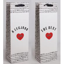 PAPIEROVÁ TAŠKA S MATNOU CHLOPŇOU VO FARBE VÍNA, ČIERNY MEDZINÁRODNÝ NÁPIS NA BIELOM POZADÍ, "A LEGJOBB APA/ THE BEST DAD" S ČERVENÝM SRDCOM