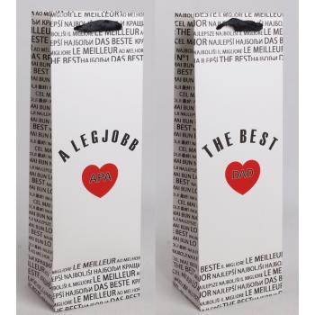 PAPIEROVÁ TAŠKA S MATNOU CHLOPŇOU VO FARBE VÍNA, ČIERNY MEDZINÁRODNÝ NÁPIS NA BIELOM POZADÍ, "A LEGJOBB APA/ THE BEST DAD" S ČERVENÝM SRDCOM