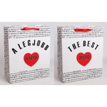 PAPIEROVÁ TAŠKA S MATNOU KLOPOU SO STUHOU, ČIERNY MEDZINÁRODNÝ NÁPIS NA BIELOM POZADÍ, "A LEGJOBB ANYA/ THE BEST MOM" S ČERVENÝM SRDCOM