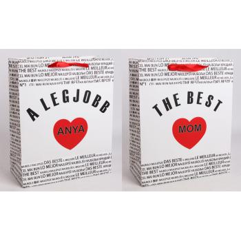 PAPIEROVÁ TAŠKA S MATNOU KLOPOU SO STUHOU, ČIERNY MEDZINÁRODNÝ NÁPIS NA BIELOM POZADÍ, "A LEGJOBB ANYA/ THE BEST MOM" S ČERVENÝM SRDCOM