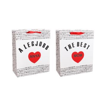 PAPIEROVÁ TAŠKA S MATNOU KLOPOU SO STUHOU, ČIERNY MEDZINÁRODNÝ NÁPIS NA BIELOM POZADÍ, "A LEGJOBB ANYA/ THE BEST MOM" S ČERVENÝM SRDCOM