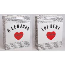 PAPIEROVÁ TAŠKA S MATNOU KLOPOU SO STUHOU, ČIERNY MEDZINÁRODNÝ NÁPIS NA BIELOM POZADÍ, "A LEGJOBB TESTVÉR/ THE BEST BROTHER" S ČERVENÝM SRDCOM