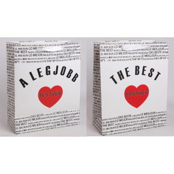 PAPIEROVÁ TAŠKA S MATNOU KLOPOU SO STUHOU, ČIERNY MEDZINÁRODNÝ NÁPIS NA BIELOM POZADÍ, "A LEGJOBB TESTVÉR/ THE BEST BROTHER" S ČERVENÝM SRDCOM