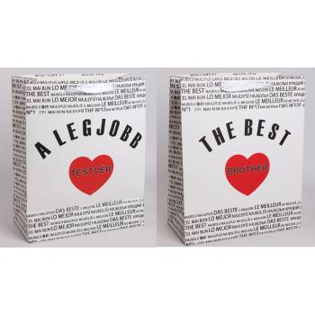 PAPIEROVÁ TAŠKA S MATNOU KLOPOU SO STUHOU, ČIERNY MEDZINÁRODNÝ NÁPIS NA BIELOM POZADÍ, "A LEGJOBB TESTVÉR/ THE BEST BROTHER" S ČERVENÝM SRDCOM