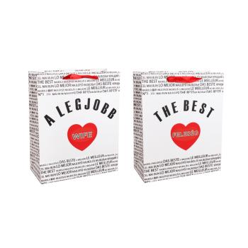 PAPIEROVÁ TAŠKA S MATNOU KLOPOU SO STUHOU, ČIERNY MEDZINÁRODNÝ NÁPIS NA BIELOM POZADÍ, "A LEGJOBB ANYA/ THE BEST MOM" S ČERVENÝM SRDCOM