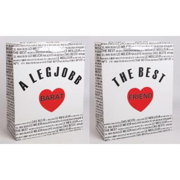 PAPIEROVÁ TAŠKA S MATNOU KLOPOU SO STUHOU, ČIERNY MEDZINÁRODNÝ NÁPIS NA BIELOM POZADÍ, "A LEGJOBB BARÁT/ THE BEST FRIEND" S ČERVENÝM SRDCOM