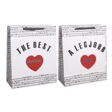 PAPIEROVÁ TAŠKA S MATNOU KLOPOU SO STUHOU, ČIERNY MEDZINÁRODNÝ NÁPIS NA BIELOM POZADÍ, "A LEGJOBB PAPA/ THE BEST GRANDPA" S ČERVENÝM SRDIEČKOM