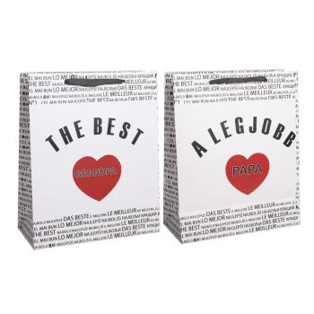 PAPIEROVÁ TAŠKA S MATNOU KLOPOU SO STUHOU, ČIERNY MEDZINÁRODNÝ NÁPIS NA BIELOM POZADÍ, "A LEGJOBB PAPA/ THE BEST GRANDPA" S ČERVENÝM SRDIEČKOM
