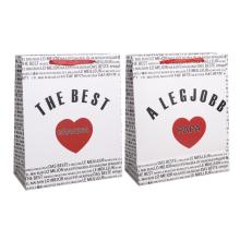 PAPIEROVÁ TAŠKA S MATNOU KLOPOU SO STUHOU, ČIERNY MEDZINÁRODNÝ NÁPIS NA BIELOM POZADÍ, "A LEGJOBB PAPA/ THE BEST GRANDPA" S ČERVENÝM SRDCOM