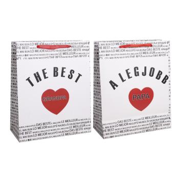 PAPIEROVÁ TAŠKA S MATNOU KLOPOU SO STUHOU, ČIERNY MEDZINÁRODNÝ NÁPIS NA BIELOM POZADÍ, "A LEGJOBB PAPA/ THE BEST GRANDPA" S ČERVENÝM SRDCOM