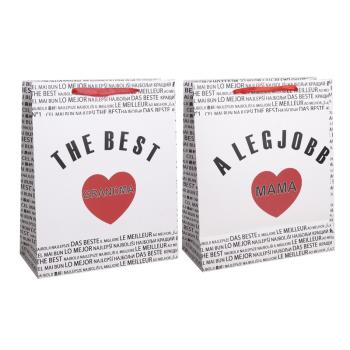 PAPIEROVÁ TAŠKA S MATNOU KLOPOU SO STUHOU, ČIERNY MEDZINÁRODNÝ NÁPIS NA BIELOM POZADÍ, "A LEGJOBB MAMA/ THE BEST GRANDMA" S ČERVENÝM SRDCOM