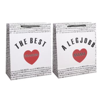 PAPIEROVÁ TAŠKA S MATNOU KLOPOU SO STUHOU, ČIERNY MEDZINÁRODNÝ NÁPIS NA BIELOM POZADÍ, "A LEGJOBB MAMA/ THE BEST GRANDMA" S ČERVENÝM SRDCOM