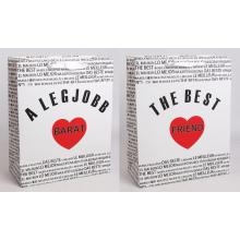 PAPIEROVÁ TAŠKA S MATNOU KLOPOU SO STUHOU, ČIERNY MEDZINÁRODNÝ NÁPIS NA BIELOM POZADÍ, "A LEGJOBB BARÁT/ THE BEST FRIEND" S ČERVENÝM SRDCOM