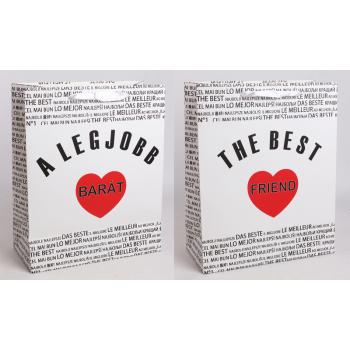 PAPIEROVÁ TAŠKA S MATNOU KLOPOU SO STUHOU, ČIERNY MEDZINÁRODNÝ NÁPIS NA BIELOM POZADÍ, "A LEGJOBB BARÁT/ THE BEST FRIEND" S ČERVENÝM SRDCOM