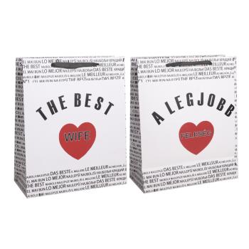 PAPIEROVÁ TAŠKA S MATNOU KLOPOU SO STUHOU, ČIERNY MEDZINÁRODNÝ NÁPIS NA BIELOM POZADÍ, "A LEGJOBB ANYA/ THE BEST MOM" S ČERVENÝM SRDCOM