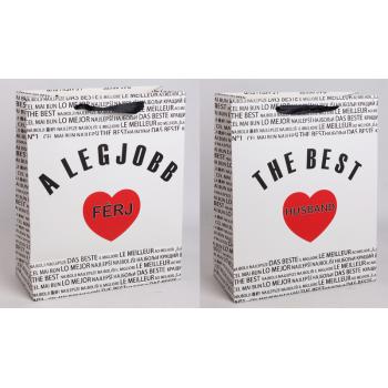 PAPIEROVÁ TAŠKA S MATNOU KLOPOU SO STUHOU, ČIERNY MEDZINÁRODNÝ NÁPIS NA BIELOM POZADÍ, "A LEGJOBB FÉRJ/ THE BEST HUSBAND" S ČERVENÝM SRDCOM