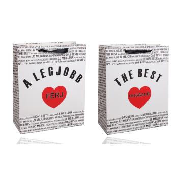 PAPIEROVÁ TAŠKA S MATNOU KLOPOU SO STUHOU, ČIERNY MEDZINÁRODNÝ NÁPIS NA BIELOM POZADÍ, "A LEGJOBB FÉRJ/ THE BEST HUSBAND" S ČERVENÝM SRDCOM