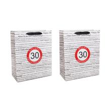 PAPIEROVÁ TAŠKA S MATNÝMI, STUŽKOVÝMI ZÁLOŽKAMI, ČIERNA NA BIELOM POZADÍ, S NÁPISOM "HAPPY BIRTHDAY" V NIEKOĽKÝCH MEDZINÁRODNÝCH JAZYKOCH NA POZADÍ, ČERVENÝ KRUH S LETOPOČTOM "30"