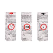 PAPIEROVÁ TAŠKA S VÍNOM, MATNÁ, S CHLOPŇOU SO STUHOU, ČIERNA NA BIELOM POZADÍ, S NÁPISOM "HAPPY BIRTHDAY" V NIEKOĽKÝCH MEDZINÁRODNÝCH JAZYKOCH NA POZADÍ, ČERVENÝ KRÚŽOK S ROKOM "30"