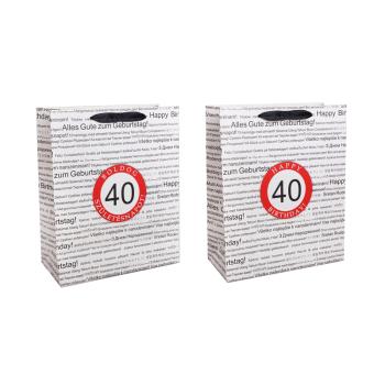 PAPIEROVÁ TAŠKA S MATNÝMI, STUŽKOVÝMI ZÁLOŽKAMI, ČIERNA NA BIELOM POZADÍ, S NÁPISOM "HAPPY BIRTHDAY" V NIEKOĽKÝCH MEDZINÁRODNÝCH JAZYKOCH NA POZADÍ, ČERVENÝ KRÚŽOK S ROKOM "40"