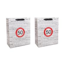 PAPIEROVÁ TAŠKA S MATNÝMI, STUŽKOVÝMI ZÁLOŽKAMI, ČIERNA NA BIELOM POZADÍ, S NÁPISOM "HAPPY BIRTHDAY" V NIEKOĽKÝCH MEDZINÁRODNÝCH JAZYKOCH NA POZADÍ, ČERVENÝ KRÚŽOK S ROKOM "50"