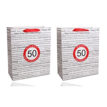 PAPIEROVÁ TAŠKA S MATNÝMI, STUŽKOVÝMI ZÁLOŽKAMI, ČIERNA NA BIELOM POZADÍ, S NÁPISOM "HAPPY BIRTHDAY" V NIEKOĽKÝCH MEDZINÁRODNÝCH JAZYKOCH NA POZADÍ, ČERVENÝ KRÚŽOK S ROKOM "50"