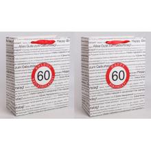 PAPIEROVÁ TAŠKA S MATNÝMI, STUŽKOVÝMI ZÁLOŽKAMI, ČIERNA NA BIELOM POZADÍ, S NÁPISOM "HAPPY BIRTHDAY" V NIEKOĽKÝCH MEDZINÁRODNÝCH JAZYKOCH NA POZADÍ, ČERVENÝ KRÚŽOK S ROKOM "60"