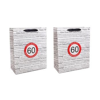 PAPIEROVÁ TAŠKA S MATNÝMI, STUŽKOVÝMI ZÁLOŽKAMI, ČIERNA NA BIELOM POZADÍ, S NÁPISOM "HAPPY BIRTHDAY" V NIEKOĽKÝCH MEDZINÁRODNÝCH JAZYKOCH NA POZADÍ, ČERVENÝ KRÚŽOK S ROKOM "60"