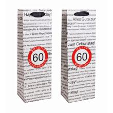 PAPIEROVÁ TAŠKA S VÍNOM, MATNÁ, S CHLOPŇOU SO STUHOU, ČIERNA NA BIELOM POZADÍ, S NÁPISOM "HAPPY BIRTHDAY" V RÔZNYCH MEDZINÁRODNÝCH JAZYKOCH NA POZADÍ, ČERVENÝ KRÚŽOK S ROKOM "60"