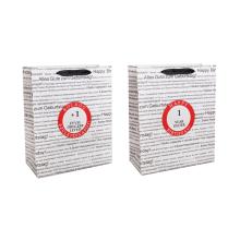 PAPIEROVÁ TAŠKA S MATNÝMI, STUŽKOVÝMI ZÁLOŽKAMI, ČIERNA NA BIELOM POZADÍ, S NÁPISOM "HAPPY BIRTHDAY" V NIEKOĽKÝCH MEDZINÁRODNÝCH JAZYKOCH NA POZADÍ, ČERVENÝ KRUH S ROKOM "+1 ROK STARŠÍ"