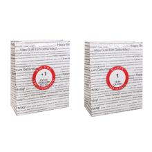 PAPIEROVÁ TAŠKA S MATNÝMI, STUŽKOVÝMI ZÁLOŽKAMI, ČIERNA NA BIELOM POZADÍ, S NÁPISOM "HAPPY BIRTHDAY" V NIEKOĽKÝCH MEDZINÁRODNÝCH JAZYKOCH NA POZADÍ, ČERVENÝ KRUH S ROKOM "+1 ROK STARŠÍ"