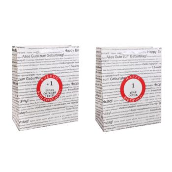 PAPIEROVÁ TAŠKA S MATNÝMI, STUŽKOVÝMI ZÁLOŽKAMI, ČIERNA NA BIELOM POZADÍ, S NÁPISOM "HAPPY BIRTHDAY" V NIEKOĽKÝCH MEDZINÁRODNÝCH JAZYKOCH NA POZADÍ, ČERVENÝ KRUH S ROKOM "+1 ROK STARŠÍ"