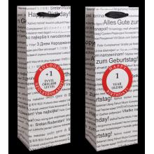 PAPIEROVÁ TAŠKA S VÍNOM, MATNÁ, SO STUHOU, ČIERNA NA BIELOM POZADÍ, S NÁPISOM "HAPPY BIRTHDAY" V RÔZNYCH MEDZINÁRODNÝCH JAZYKOCH NA POZADÍ, "+1 ROK STARŠÍ" V ČERVENOM KRUHU