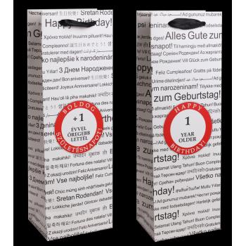 PAPIEROVÁ TAŠKA S VÍNOM, MATNÁ, SO STUHOU, ČIERNA NA BIELOM POZADÍ, S NÁPISOM "HAPPY BIRTHDAY" V RÔZNYCH MEDZINÁRODNÝCH JAZYKOCH NA POZADÍ, "+1 ROK STARŠÍ" V ČERVENOM KRUHU