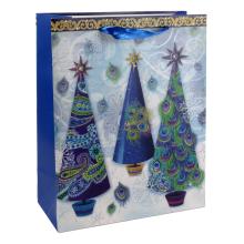 PAPIEROVÁ TAŠKA S CHLOPŇOU Z LESKLEJ STUHY, MODRÉ BOROVICE PÁVY NA BIELOM POZADÍ