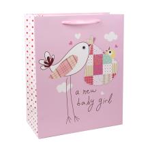 PAPIEROVÁ TAŠKA S LESKLÝMI STUŽKOVÝMI UŠAMI, RUŽOVÉ POZADIE S VTÁČIKOM S KÁROVANÝMI KRÍDLAMI A VTÁČIKOM S VRTKAVÝM ZOBÁČIKOM, S NÁPISOM NOVÉ DIEVČATKO