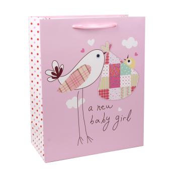 PAPIEROVÁ TAŠKA S LESKLÝMI STUŽKOVÝMI UŠAMI, RUŽOVÉ POZADIE S VTÁČIKOM S KÁROVANÝMI KRÍDLAMI A VTÁČIKOM S VRTKAVÝM ZOBÁČIKOM, S NÁPISOM NOVÉ DIEVČATKO
