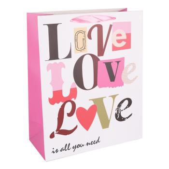 PAPIEROVÉ VRECKO S MATNOU, STUŽKOVOU CHLOPŇOU, BIELE POZADIE S NÁPISOM LOVE/LOVE/LOVE
