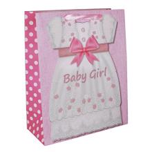 PAPIEROVÁ TAŠKA S MATNÝMI, TRBLIETAVÝMI, STUŽKOVÝMI UŠAMI, VZOR RUŽOVÝCH DETSKÝCH ŠIAT, NÁPIS BABY GIRL