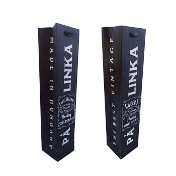 PAPIEROVÉ TAŠKY S MATNÝM BRANDY, S CHLOPŇOU SO STUHOU, ČIERNE POZADIE S BIELYM NÁPISOM