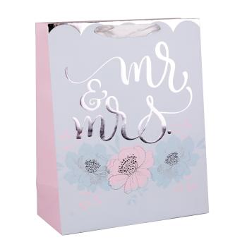 PAPIEROVÁ TAŠKA S MATNOU STRIEBORNOU POTLAČOU, S CHLOPŇOU SO STUHOU, MODRÝM A RUŽOVÝM KVETINOVÝM VZOROM NA SIVOM POZADÍ, S PÁNOM A PANI.
