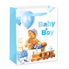 PAPIEROVÁ TAŠKA, MATNÁ, LESKLÁ, S CHLOPŇOU SO STUHOU, BIELE POZADIE, MEDVEDÍK S MODRÝMI BALÓNMI, DARČEKY, NÁPIS BABY BOY