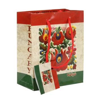 PAPIEROVÁ TAŠKA S LESKLÝM ČERVENO-BIELO-ZELENÝM PRUHOVANÝM POZADÍM A STAROŽITNÝM VZOROM MAT