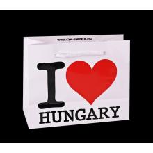 PAPIEROVÁ TAŠKA LESKLÉ BIELE POZADIE S ČIERNYM NÁPISOM I LOVE HUNGARY A ČERVENÝM SRDCOM