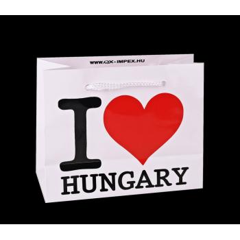 PAPIEROVÁ TAŠKA LESKLÉ BIELE POZADIE S ČIERNYM NÁPISOM I LOVE HUNGARY A ČERVENÝM SRDCOM