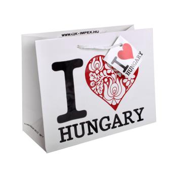 PAPIEROVÁ TAŠKA LESKLÁ, BIELE POZADIE S ČIERNYM NÁPISOM I LOVE HUNGARY, ČERVENÉ MACESOVÉ SRDCE