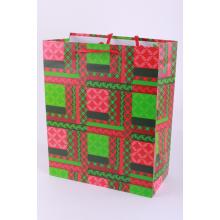 PAPIEROVÉ TAŠKY V MATNEJ ČERVENEJ A ZELENEJ FARBE, VIANOČNÝ VZOR